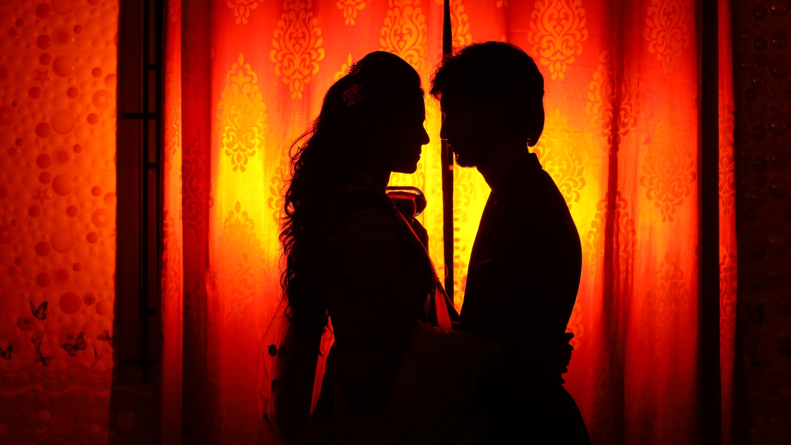 silhouette of man and woman kissing